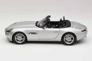 BMW Z8 Argent 007 The World Is Not Enough AUTOart 1:18 70511 Métal Moulé — image 4 sur 8