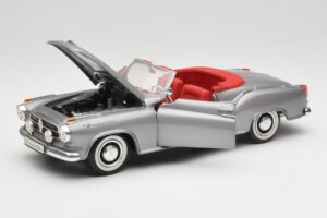 Borgward Isabella Cabriolet Argent Revell 1:18 8411 Métal Moulé — image 2 sur 8