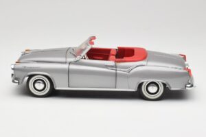 Borgward Isabella Cabriolet Argent Revell 1:18 8411 Métal Moulé — image 4 sur 8