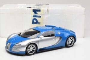 Bugatti Veyron Edition Centenaire Chrome Blue Minichamps 1:18 100110850-O Métal Moulé — image 7 sur 7