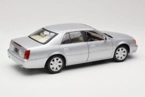 Cadillac DeVille DTS Maisto 1:18 56061 Métal Moulé — image 3 sur 8