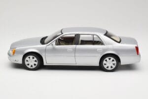 Cadillac DeVille DTS Maisto 1:18 56061 Métal Moulé — image 4 sur 8