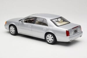 Cadillac DeVille DTS Maisto 1:18 56061 Métal Moulé — image 7 sur 8