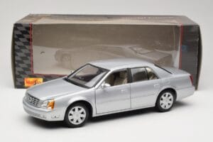 Cadillac DeVille DTS Maisto 1:18 56061 Métal Moulé — image 8 sur 8