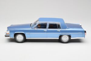Cadillac Fleetwood Brougham Bleu Métallisé MCG 1:18 MCG18252 Métal Moulé — image 3 sur 6