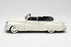 Cadillac Series 62 Cabriolet Blanc Anson 1:18 30335 Métal Moulé — image 4 sur 8