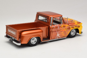 Chevrolet C-10 Stepside Pickup Lowrider Orange avec Flamme Sun Star 1:18 1392 Métal Moulé — image 2 sur 6