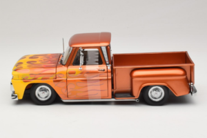 Chevrolet C-10 Stepside Pickup Lowrider Orange avec Flamme Sun Star 1:18 1392 Métal Moulé — image 3 sur 6