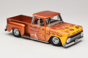 Chevrolet C-10 Stepside Pickup Lowrider Orange avec Flamme Sun Star 1:18 1392 Métal Moulé — image 4 sur 6
