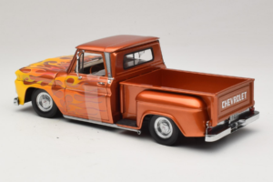 Chevrolet C-10 Stepside Pickup Lowrider Orange avec Flamme Sun Star 1:18 1392 Métal Moulé — image 5 sur 6