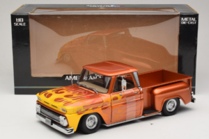 Chevrolet C-10 Stepside Pickup Lowrider Orange avec Flamme Sun Star 1:18 1392 Métal Moulé — image 6 sur 6