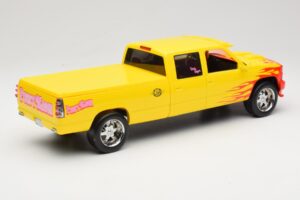 Chevrolet C2500 Silverado Pussy Wagon From Kill Bill Jaune GreenLight 1:18 19015 Métal Moulé — image 2 sur 6