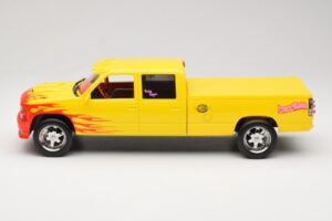 Chevrolet C2500 Silverado Pussy Wagon From Kill Bill Jaune GreenLight 1:18 19015 Métal Moulé — image 3 sur 6