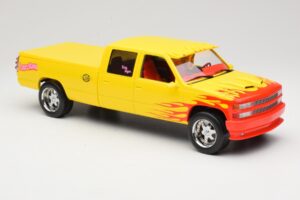 Chevrolet C2500 Silverado Pussy Wagon From Kill Bill Jaune GreenLight 1:18 19015 Métal Moulé — image 4 sur 6