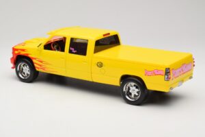 Chevrolet C2500 Silverado Pussy Wagon From Kill Bill Jaune GreenLight 1:18 19015 Métal Moulé — image 5 sur 6