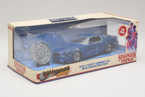 Chevrolet Camaro Z28 Stranger Things With Collectible Coin Metals Diecast 1:24 31110 Métal Moulé — image 2 sur 3
