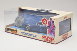 Chevrolet Camaro Z28 Stranger Things With Collectible Coin Metals Diecast 1:24 31110 Métal Moulé — image 3 sur 3