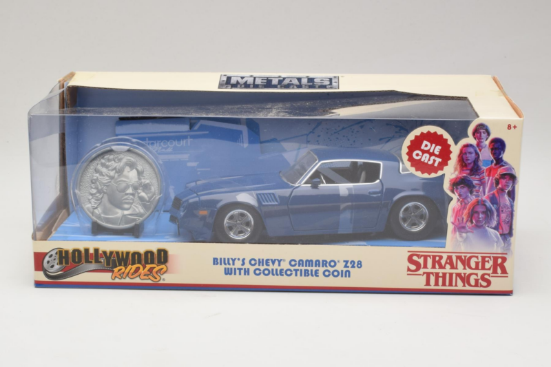 Chevrolet Camaro Z28 Stranger Things With Collectible Coin Metals Diecast 1:24 31110 Métal Moulé
