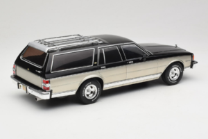 Chevrolet Caprice Estate Wagon Argent & Gris MCG 1:18 MCG18478 Métal Moulé — image 2 sur 6