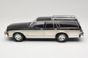 Chevrolet Caprice Estate Wagon Argent & Gris MCG 1:18 MCG18478 Métal Moulé — image 3 sur 6