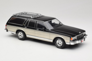Chevrolet Caprice Estate Wagon Argent & Gris MCG 1:18 MCG18478 Métal Moulé — image 4 sur 6