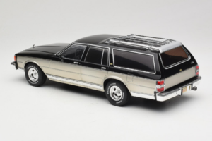 Chevrolet Caprice Estate Wagon Argent & Gris MCG 1:18 MCG18478 Métal Moulé — image 5 sur 6