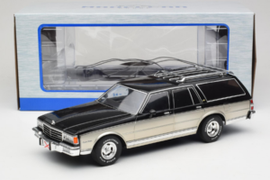 Chevrolet Caprice Estate Wagon Argent & Gris MCG 1:18 MCG18478 Métal Moulé — image 6 sur 6