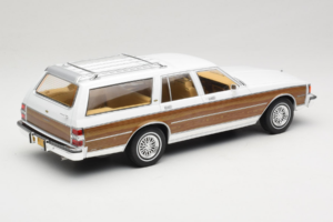 Chevrolet Caprice Estate Wagon Blanc MCG 1:18 MCG18475 Métal Moulé — image 2 sur 6