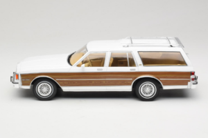 Chevrolet Caprice Estate Wagon Blanc MCG 1:18 MCG18475 Métal Moulé — image 3 sur 6