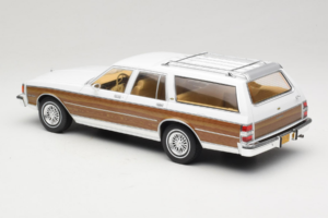 Chevrolet Caprice Estate Wagon Blanc MCG 1:18 MCG18475 Métal Moulé — image 5 sur 6
