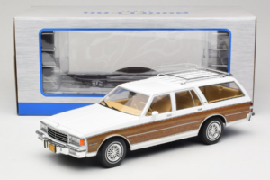 Chevrolet Caprice Estate Wagon Blanc MCG 1:18 MCG18475 Métal Moulé — image 6 sur 6
