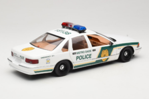 Chevrolet Caprice Metro Dade Police UT Models 1:18 21024 Métal Moulé — image 3 sur 8