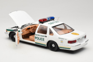 Chevrolet Caprice Metro Dade Police UT Models 1:18 21024 Métal Moulé — image 5 sur 8