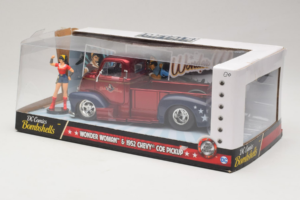 Chevrolet COE Pickup Wonder Woman With Figure Metals Diecast 1:24 30453 Métal Moulé — image 3 sur 3