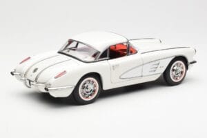 Chevrolet Corvette C1 Spider Hard Top Snowcrest Blanc AUTOart 1:18 71147 Métal Moulé — image 3 sur 8