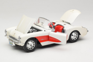 Chevrolet Corvette C1 Blanc & Rouge Bburago 1:18 3024-M3 Métal Moulé — image 2 sur 8