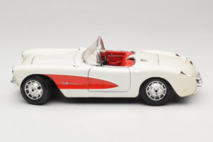 Chevrolet Corvette C1 Blanc & Rouge Bburago 1:18 3024-M3 Métal Moulé — image 4 sur 8