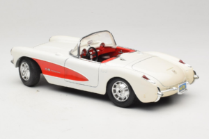 Chevrolet Corvette C1 Blanc & Rouge Bburago 1:18 3024-M3 Métal Moulé — image 7 sur 8