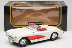 Chevrolet Corvette C1 Blanc & Rouge Bburago 1:18 3024-M3 Métal Moulé — image 8 sur 8