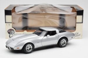 Chevrolet Corvette C3 Argent UT Models 1:18 21072 Métal Moulé — image 8 sur 8