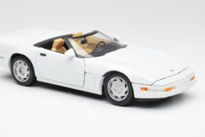 Chevrolet Corvette C4 Cabriolet Blanc Maisto 1:18 32830 Métal Moulé — image 6 sur 8