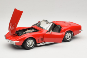Chevrolet Corvette C3 Cabriolet Rouge Revell 1:18 8833-P1 Métal Moulé — image 2 sur 8