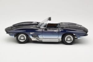 Chevrolet Corvette Mako Shark Bleu Foncé UT Models 1:18 21061 Métal Moulé — image 4 sur 8