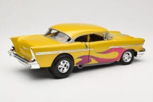 Chevrolet Custom Jaune avec Flamme Hot Wheels 1:18 21356 Métal Moulé — image 3 sur 8