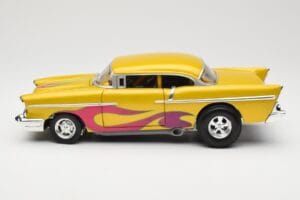 Chevrolet Custom Jaune avec Flamme Hot Wheels 1:18 21356 Métal Moulé — image 4 sur 8
