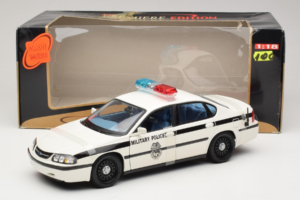 Chevrolet Impala Military Police Maisto 1:18 36611 Métal Moulé — image 6 sur 6