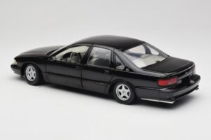Chevrolet Impala SS Noir UT Models 1:18 21031 Métal Moulé — image 7 sur 8