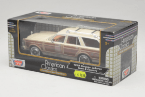 Chrysler LeBaron Town & Country Beige Motormax 1:24 MM7331BG Métal Moulé — image 3 sur 3