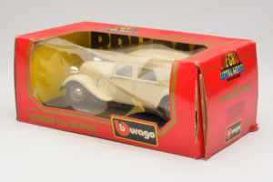 Citroen 15CV Traction Avant Beige Bburago 1:24 1501-B1 Métal Moulé — image 3 sur 3