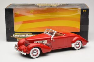 Cord 812 Cabriolet Rouge American Muscle 1:18 32158 Métal Moulé — image 8 sur 8